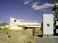 Avi�n F4 impactando una pared del tipo usado en plantas nucleares