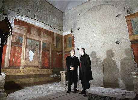 El ministro de Cultura italiano, Francesco Rutelli, a la izquierda, y el alcalde de Roma, Walter Veltroni, miran una de las estancias de la casa del emperador Augusto en Roma. Foto: Pier Paolo Cito