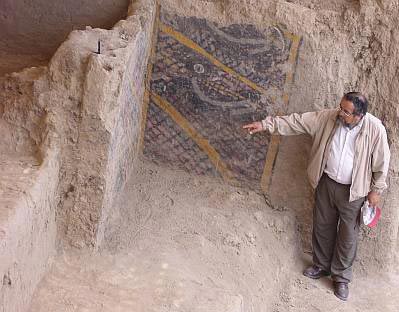 El arque�logo Walter Alva muestra el mural hallado en el cerro Ventarr�n de Pomalca. Foto: Andina
