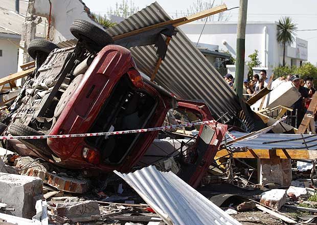 Dos casas quedaron totalmente destruidas, da�os en otras 15 casas vecinas y tres autom�viles destruidos habr�a dejado el impacto de un peque�o asteroide o quiz� restos de chatarra espacial. 