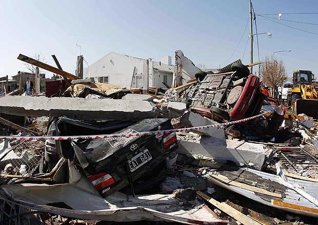 Dos casas quedaron totalmente destruidas, da�os en otras 15 casas vecinas y tres autom�viles destruidos habr�a dejado el impacto de un peque�o asteroide o quiz� restos de chatarra espacial. 