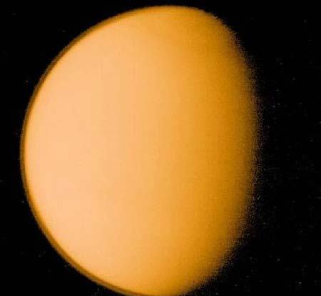 La luna Tit�n desde el espacio no evidencia accidentes geogr�ficos debido a su gruesa atm�sfera