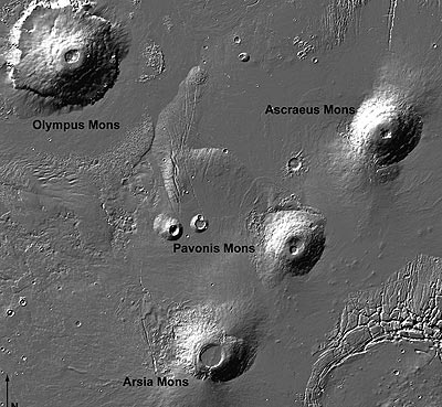 Volcanes de Tharsis, se extienden en la regi�n dominada por el Monte Olimpo (arriba a la izquierda). Los cient�ficos creen que los volcanes podr�an no estar extinguidos, sino latentes y esperando a que una columna de magma pase bajo ellos