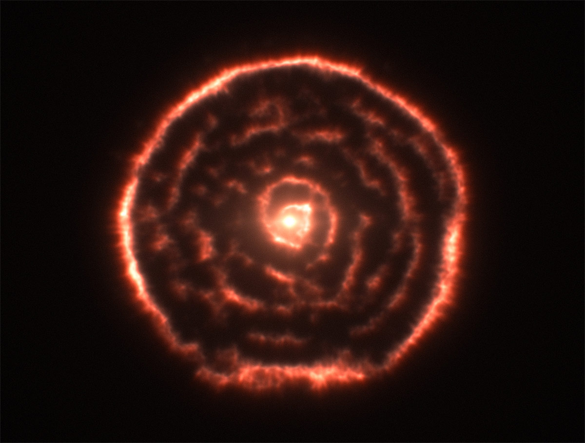 R Sculptoris sufrió un pulso térmico hace unos 1.800 años, su compañera estelar creó este patrón espiral