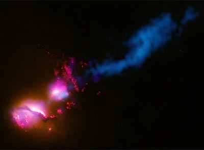 Imagen de un agujero negro en el núcleo de una galaxia arrasando otra próxima.