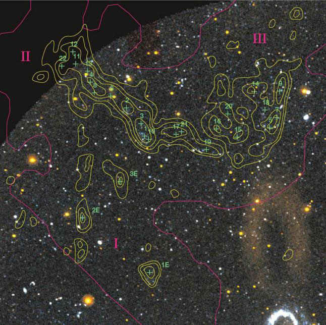 Cient�ficos han encontrado estrellas j�venes en una estructura de gas primigenia llamada Anillo de Leo, un hallazgo que sugiere la existencia en el universo de un gran n�mero de asociaciones de estrellas que hasta ahora no ha sido posible observar. En los contornos amarillos se muestra la distribuci�n del gas del cual se piensa se han formado las estrellas ahora descubiertas.