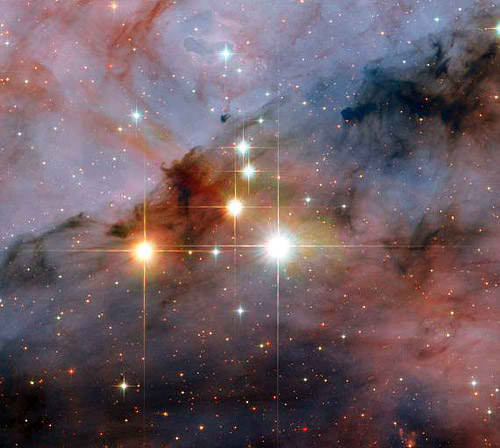 La estrella WR 25 (derecha) es la m�s brillante, a su izquierda arriba se ubica Tr16 244. La segunda estrella m�s brillante a la izquierda lo es en apariencia debido a su cercan�a a la Tierra, pero las estrellas WR 25 y Tr16-244 se localizan dentro del c�mulo Trumpler 16 y este a su vez dentro de la nebulos Carina a m�s de 7500 a�os luz de nosotros. Imagen: J. Ma�z Apell�niz (Instituto de Astrof�sica de Andaluc�a) / NASA, ESA.