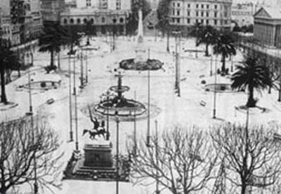 La Plaza de Mayo amaneci� cubierta por un manto de nieve en 1918. Aun no se hablaba del calentamiento global.