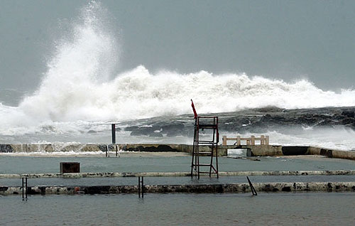 Tif�n Haitang golpea con enormes olas la costa de Taiw�n.