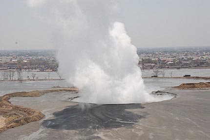 Vista a�rea del desastre en Sidoarjo en Java Indonesia, el volc�n expulsa lodo y gases t�xicos