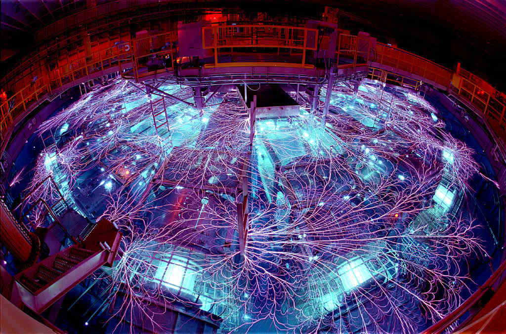 Poderosa descarga el�ctrica generada por la Z-Machine operaa por el Sandia National Laboratories. El uso de esta m�quina ayuda a simular armas nucleares e investigar fuentes de energ�a. Foto: Randy Montoya
