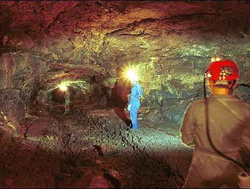 Un grupo de espele�logos que estudia un t�pico tubo volc�nico de Tenerife, concretamente el de la cueva de San Miguel, en Icod.  Foto: Arturo Rodr�guez  