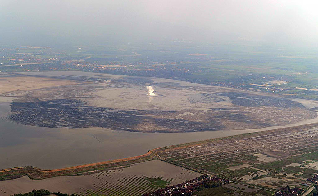 El volc�n Lusi es impulsado por agua carbonatada que se encontraba en un acu�fero subterr�neo y que atraviesa capas de lodo. El volc�n puede llenar de barro hasta 50 piscinas ol�mpicas por d�a.