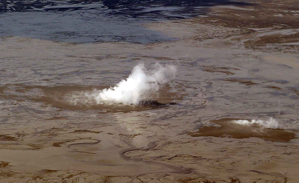 Aunque no existe certeza absoluta, parece ser que el descontrol en la perforaci�n de un pozo es la hip�tesis m�s s�lida sobre el origen de este volc�n de lodo