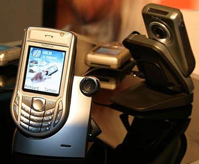 red inteligente de vigilancia entre m�viles desarrollado por investigadores suizos del Institute for Pervasive Computing. Los m�viles se comunican entre s� mediante Bluetooth para captar intrusos en un espacio