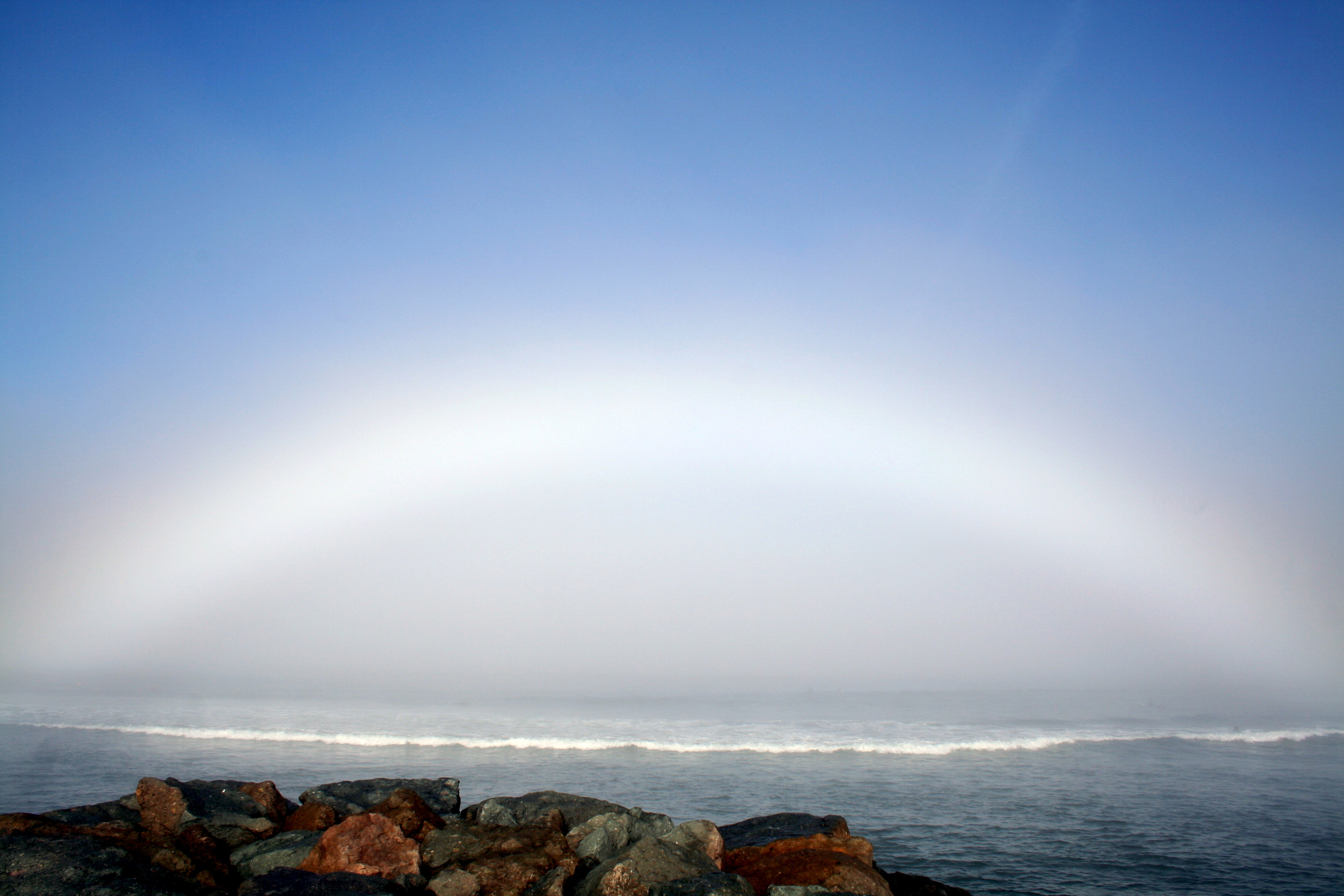 Arcoiris blanco sobre Ocean Beach. Foto: Keith C. Langill