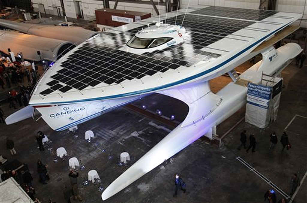 De 30 metros de eslora y 16 metros de manga, el nav�o est� equipado con m�s de 500 m2 de paneles solares fotovolt�icos y ser� limpio y silencioso, seg�n PlanetSolar, nombre de la compa��a y del barco. El nav�o podr� alcanzar una velocidad m�xima de 15 nudos (25 km/h) y tendr� una capacidad para 50 personas.