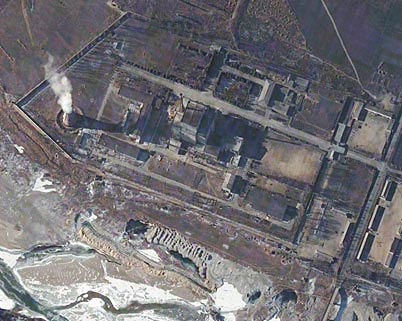 Complejo nuclear de Yongbyon, otras instalaciones cercanas incluyen centros de investigaci�n, instalaciones de reprocesamiento entre otras, rodeadas de cerca de 22  bater�as antia�reas.