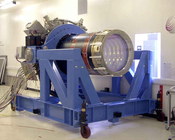 La c�mara VISTA de 2,9 toneladas ha sido dise�ada y construida por un consorcio integrado por el Laboratorio CCLRC Rutherford Appleton, el Centro de Tecnolog�a Astron�mica del Reino Unido (UKATC) en Edimburgo y la Universidad de Durham. Foto: ESO