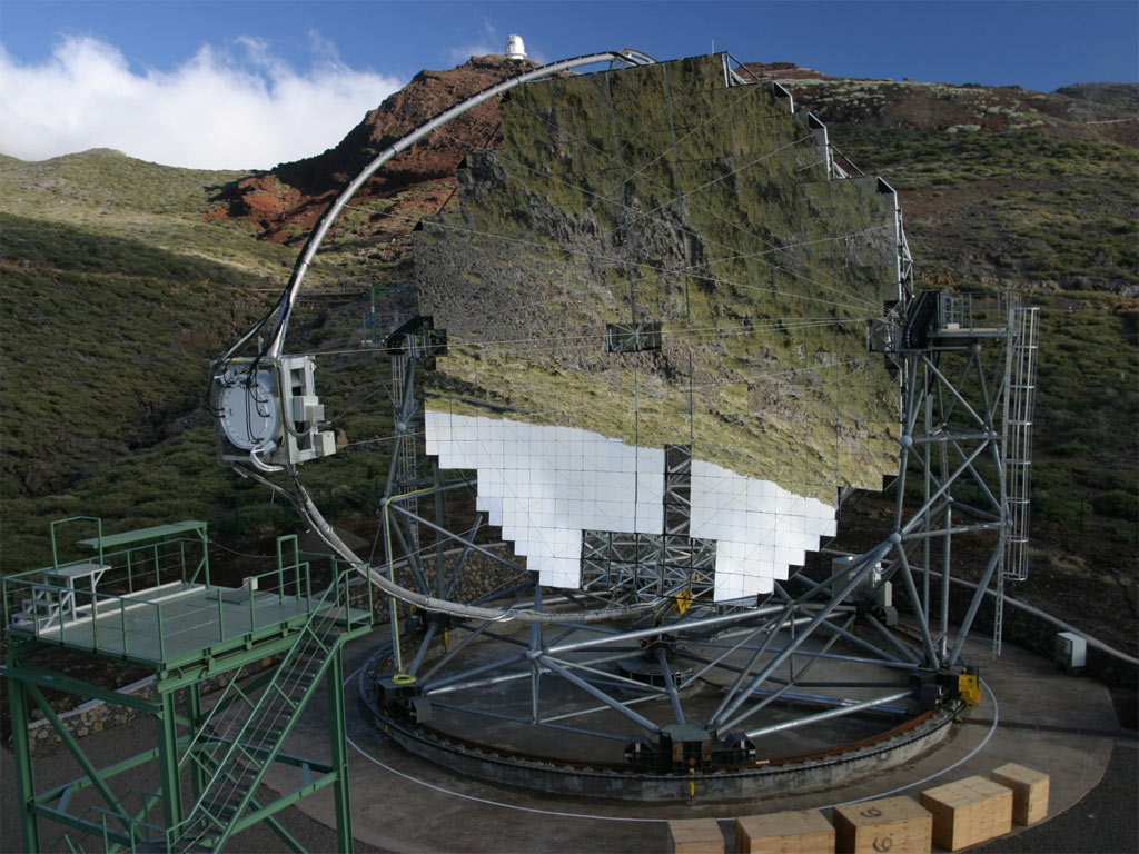 El telescopio MAGIC re�ne una serie de mejoras e innovaciones respecto a la primera generaci�n de telescopios de Cherenkov. La c�mara, o sea, el detector donde enfocan la luz los espejos, es mucho m�s eficiente y m�s precisa