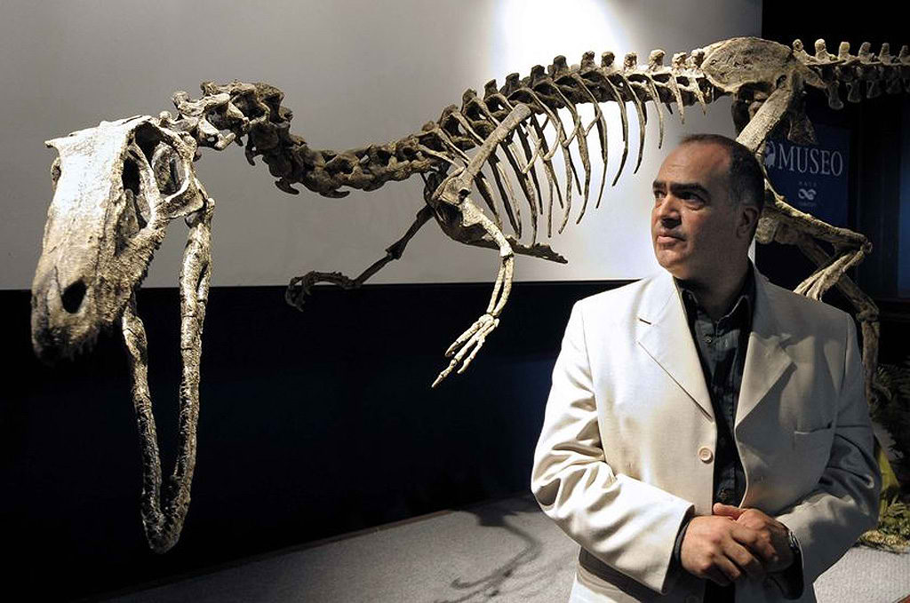 El predador Austroraptor Cabazai junto a su descubridor Fernando Novas.