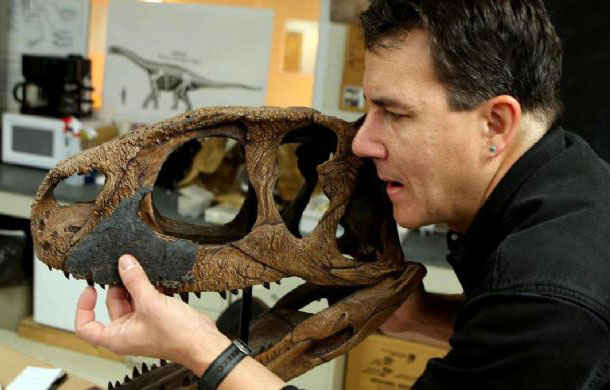 El investigador estadounidense Paul Sereno junto al cr�neo hallado de la especie eslab�n entre dinosaurios y aves. Foto: Diario Los Andes (Argentina)