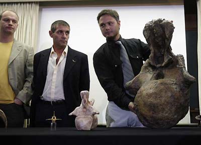 Cient�ficos brasile�os y argentinos presentan la r�plica del Futalognkosaurus Dukei. Foto: Antonio Lacerda