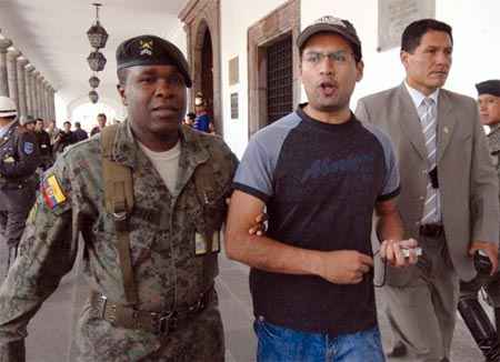 Detenci�n de Danny Ayala Hinojosa, director de Ecuador Ciencia y autor del blog El Federalista. Foto: Di�genes Balde�n / Diario El Universo