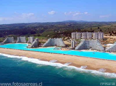 La piscina es obra del bioqu�mico y empresario chileno Fernando Fischmann, fundador de la compa��a Crystal Lagoons y creador de los m�todos de dise�o y construcci�n que hacen esto posible. Foto: FotosAereas.cl