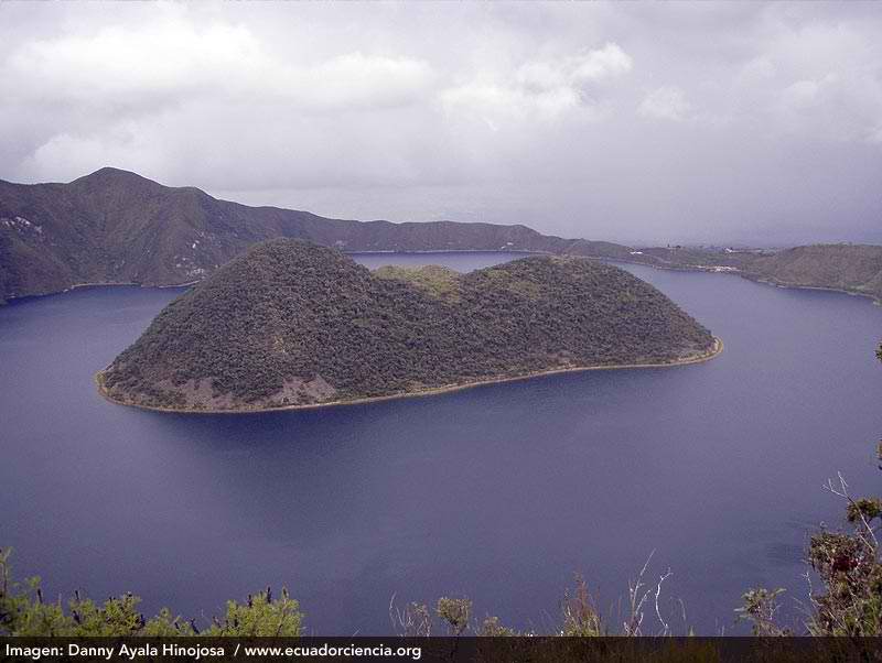 Islas Wolf y Yerovi en la caldera del volc�n Cuicocha, este volc�n se encuentra activo si bien no ha presentado erupciones hist�ricas.