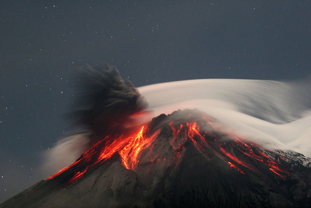 Volc�n Tungurahua en plena erupci�n
