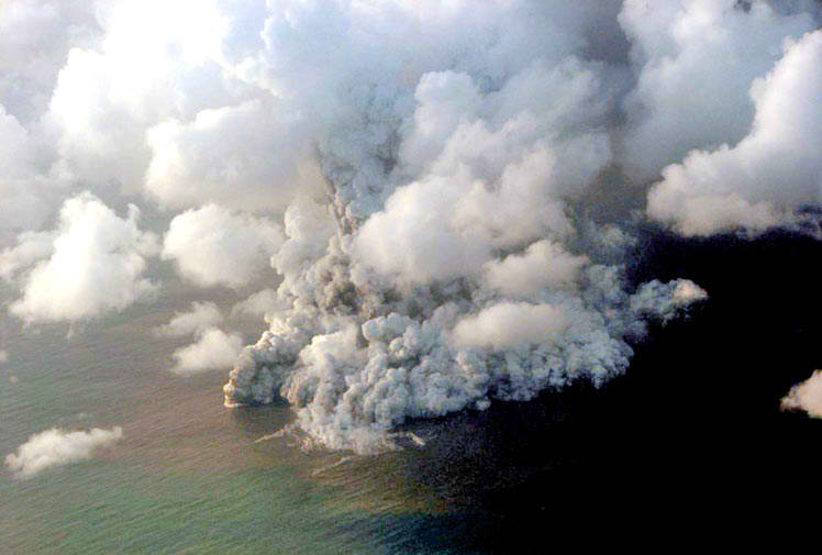 Volc�n submarino en erupci�n frente a la costa de Tonga, eventualmente con el tiempo este volc�n formar� una nueva isla