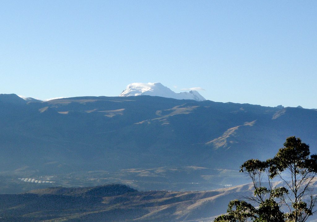 Volcán Antisana visto desde la ciudad de Quito, en primer plano el Valle de Tumbaco. Foto: Danny Ayala Hinojosa