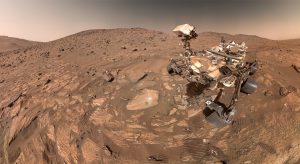 La roca "Cheyava Falls" yace en el centro de la imagen a la izquierda del rover. Foto: JPL NASA