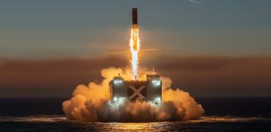 Aterrizaje etapa Falcon-9. Imagen: IA / prompt: Danny Ayala Hinojosa