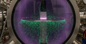 Partículos en un plasma en una cámara de reacción. Imagen: IA / Prompt: Danny Ayala Hinojosa