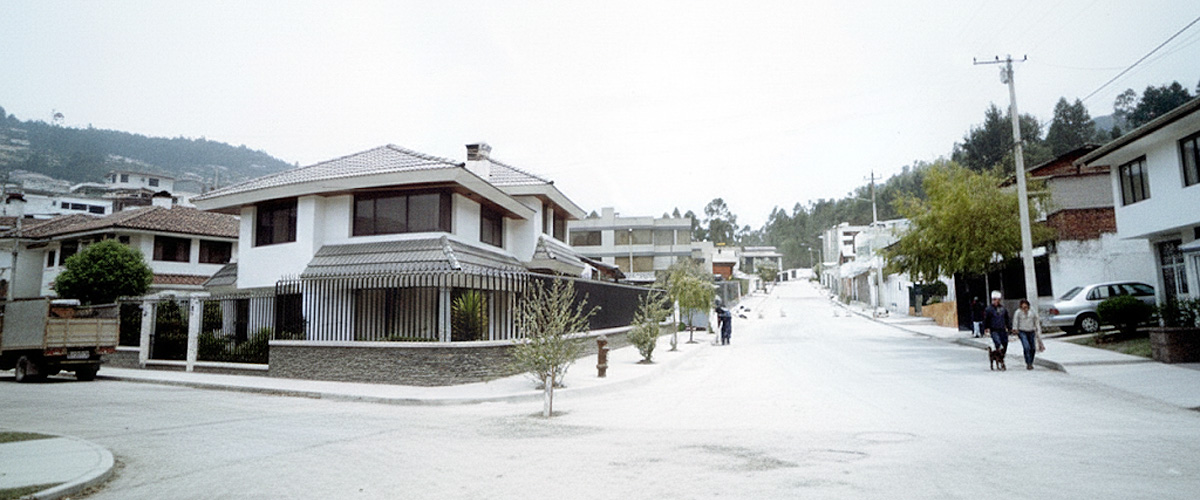 Calles de Quito cubiertas por ceniza del Guagua Pichincha. Foto: Danny Ayala Hinojosa