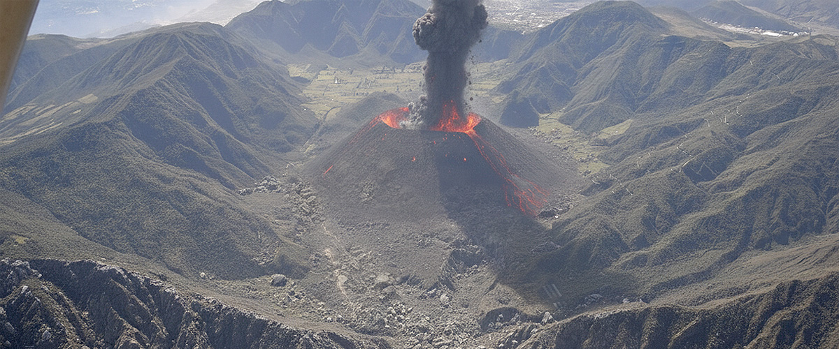 Escenario erupción volcán Pululahua. Foto; Marco Almeida. Edición: IA / Danny Ayala Hinojosa