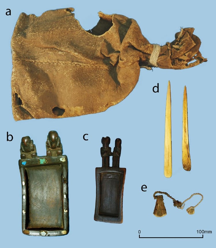 Bolsa de cuero que contenía hierbas psicoactivas, dos pastillas para esnifar y un inhalador. Foto: Universidad de California - Berkeley.