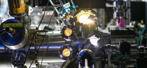 Configuración TR-ARPES utilizada en la investigación. Foto: Jeff Prine (OIST)