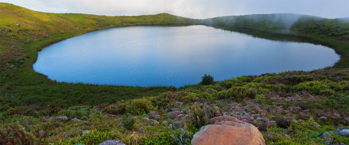 Volcán San Cristobal, laguna de El Junco sobre uno de los cráteres.