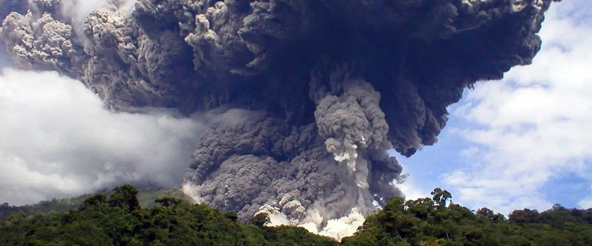 Erupción del Reventador en 2002. Foto: Armando Álvarez Sánchez