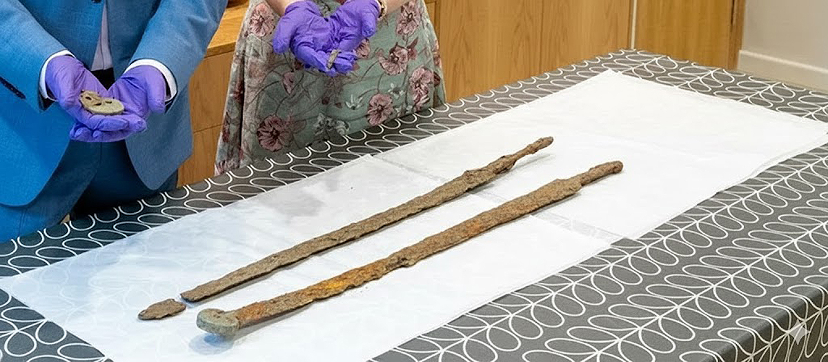 Espadas romanas halladas en Cotswold. Foto: Cotswold District Council