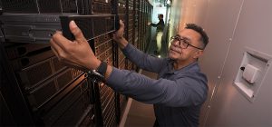 Ingeniero de sistemas Antonio Rosa inspecciona el equipo del LLSC. Foto: Glen Cooper