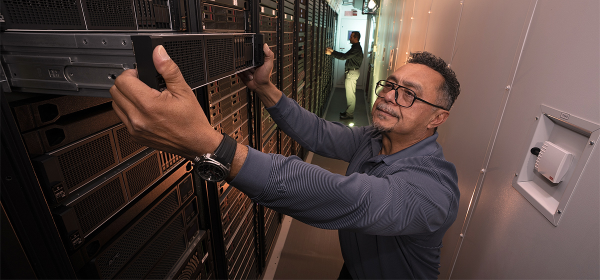 Ingeniero de sistemas Antonio Rosa inspecciona el equipo del LLSC. Foto: Glen Cooper