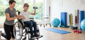 Terapia con un paciente con miopatía congénita. Imagen: IA / prompt: Danny Ayala Hinojosa