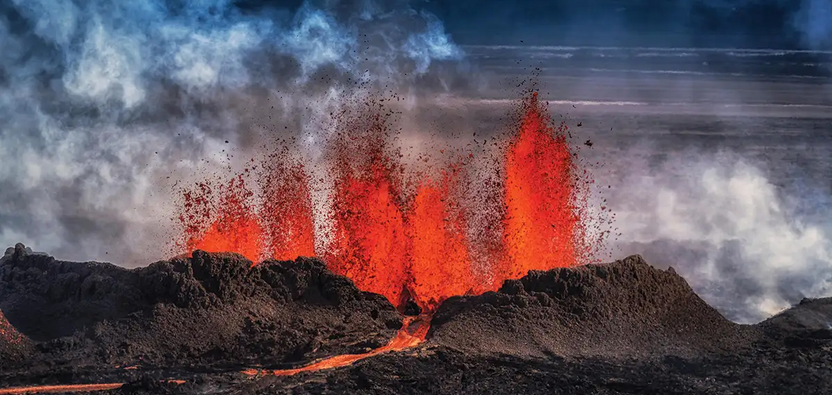 Volcán Cerro Azul en erupción. Foto: Arctic Images/Alamy