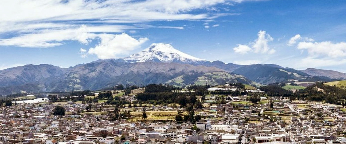 Ciuda y volcán Cayambe. Foto: Marco Monteros