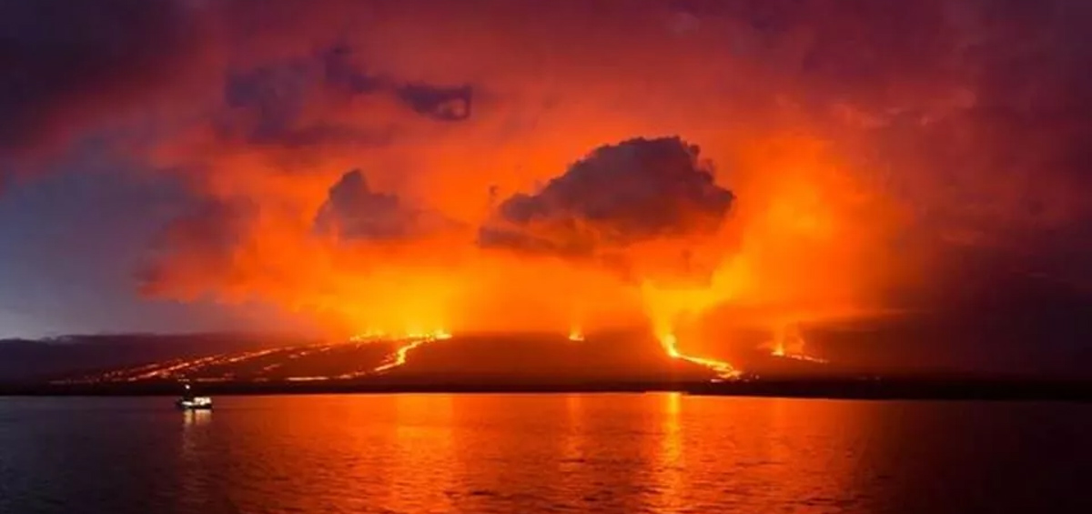 Volcán Sierra Negra en erupción. Foto: Benjamín Ayala