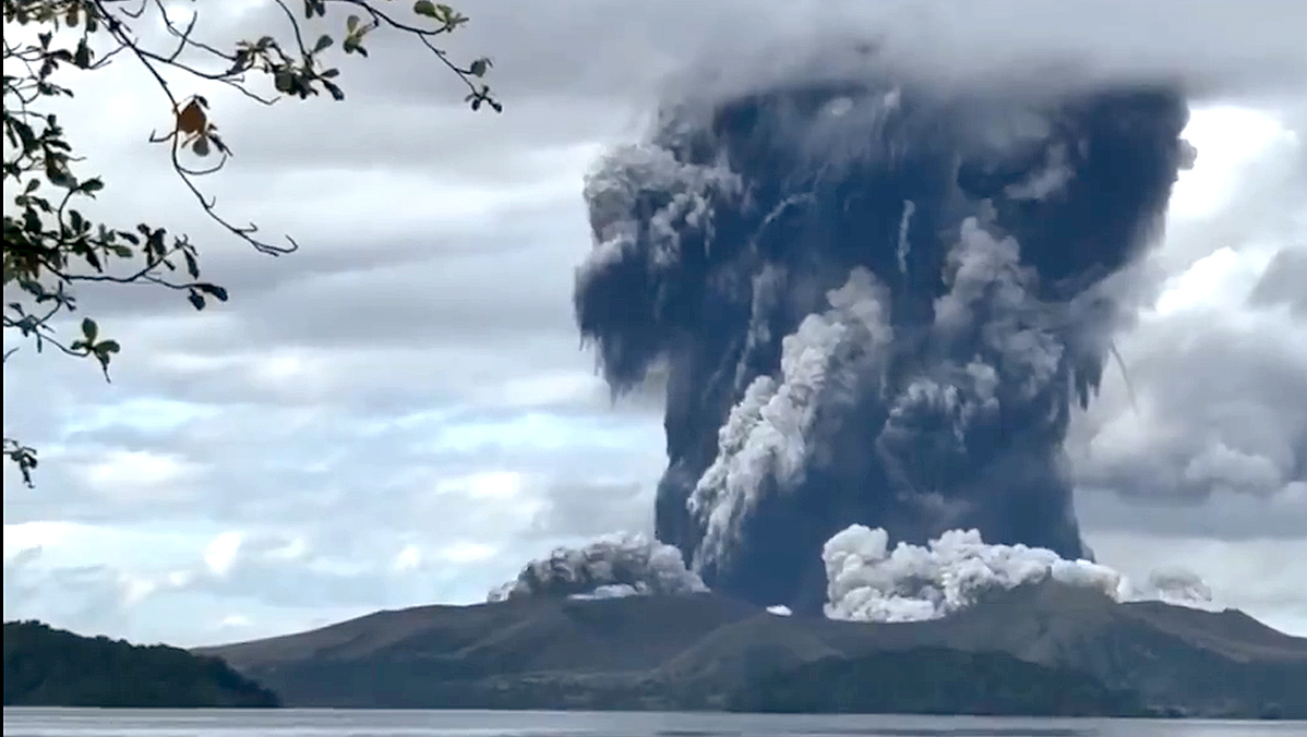 Erupción freática del Volcán Taal